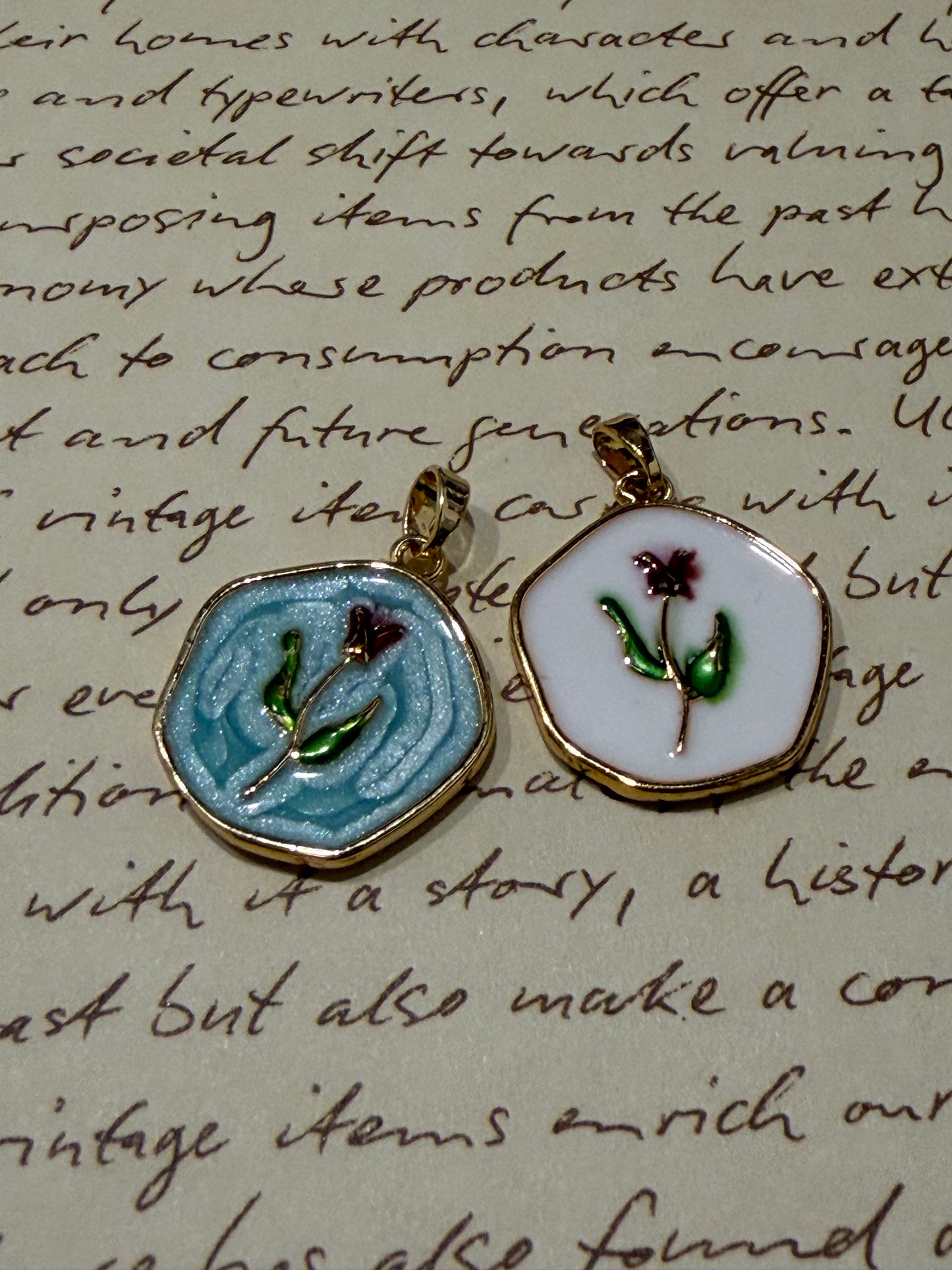 Collana color oro con medaglia in metallo con fiore dipinto