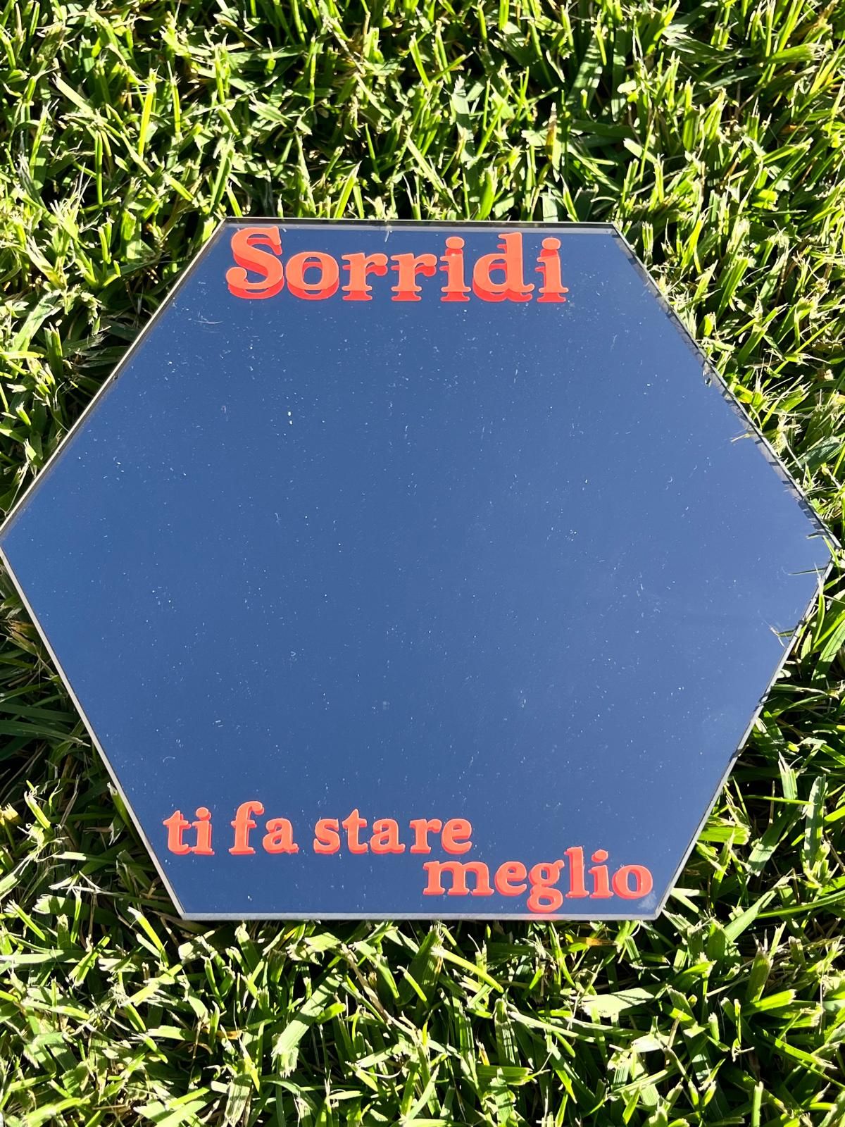 specchio decorativo da parete con frase "sorridi, ti fa stare meglio"