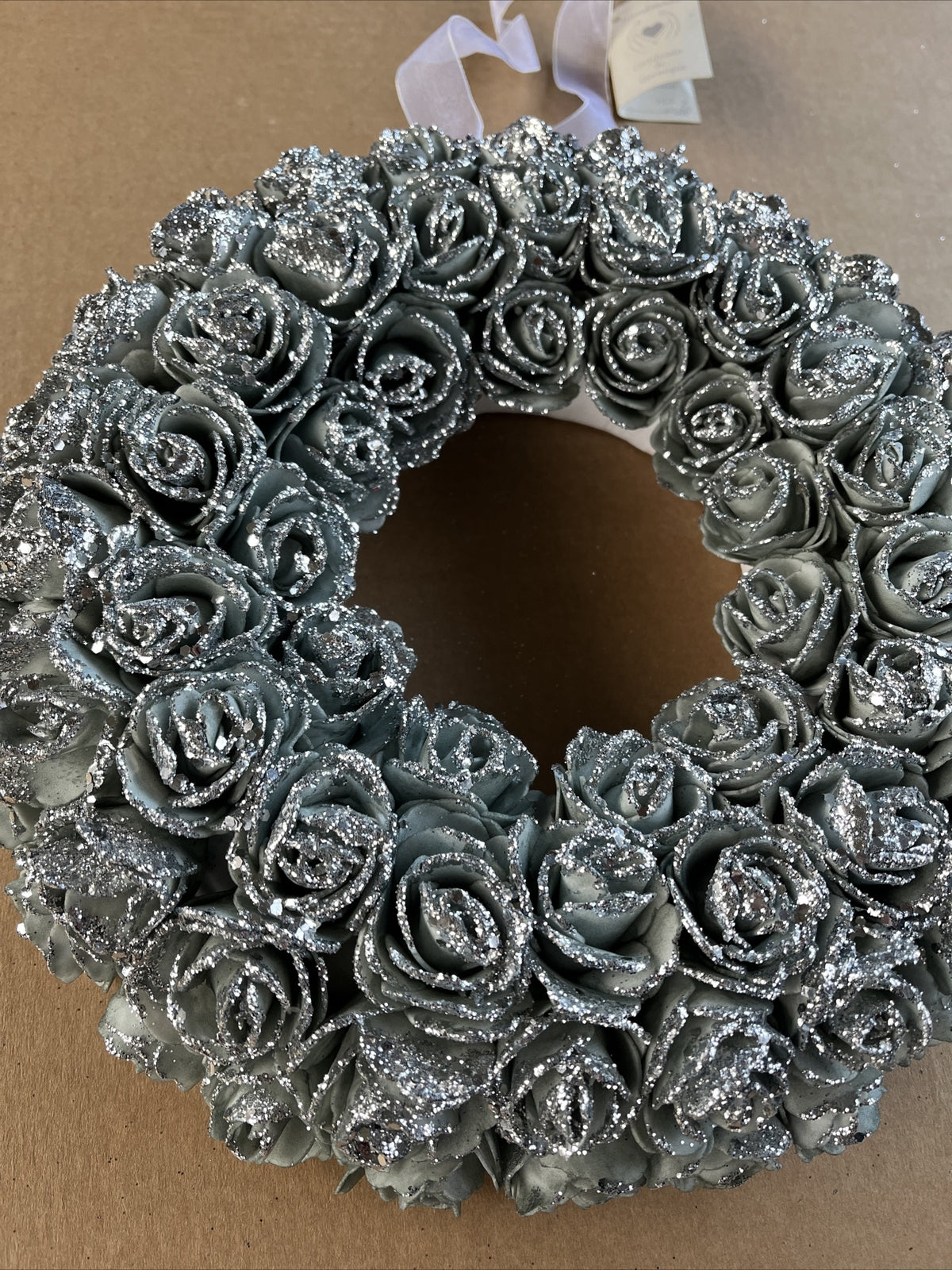 Ghirlanda di rose grigie con glitter argento da appendere 29 cm