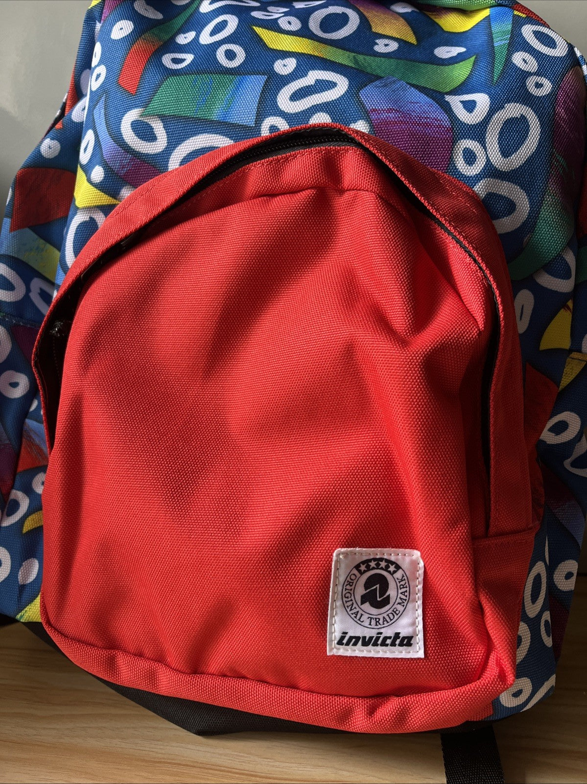 ZAINO INVICTA OLLIE FACE PACK FANTASY Capacità 25 lt Dimensione cm. 31 x 43 x 20 Fondo e schienale imbottito,rivestito in tessuto. Spallacci Imbottiti e rivestiti in tessuto. Zaino in polyestere