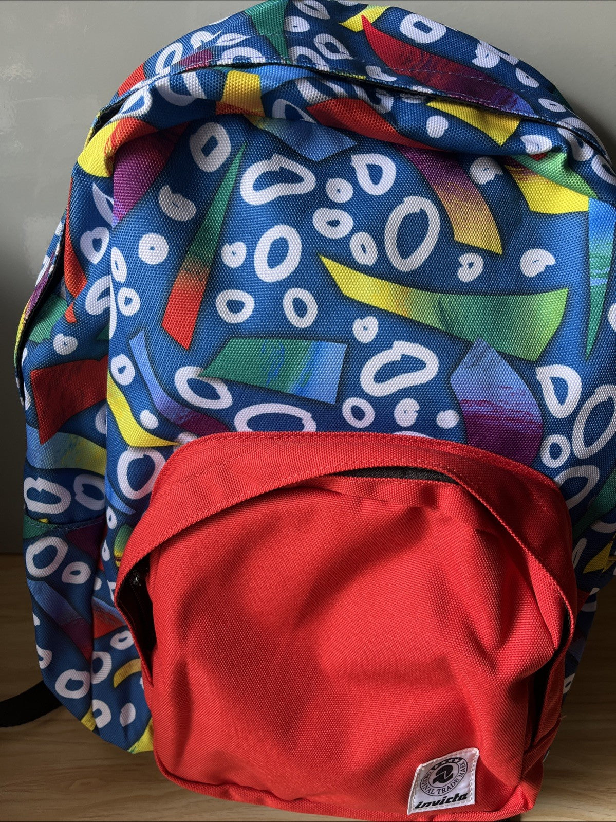 ZAINO INVICTA OLLIE FACE PACK FANTASY Capacità 25 lt Dimensione cm. 31 x 43 x 20 Fondo e schienale imbottito,rivestito in tessuto. Spallacci Imbottiti e rivestiti in tessuto. Zaino in polyestere