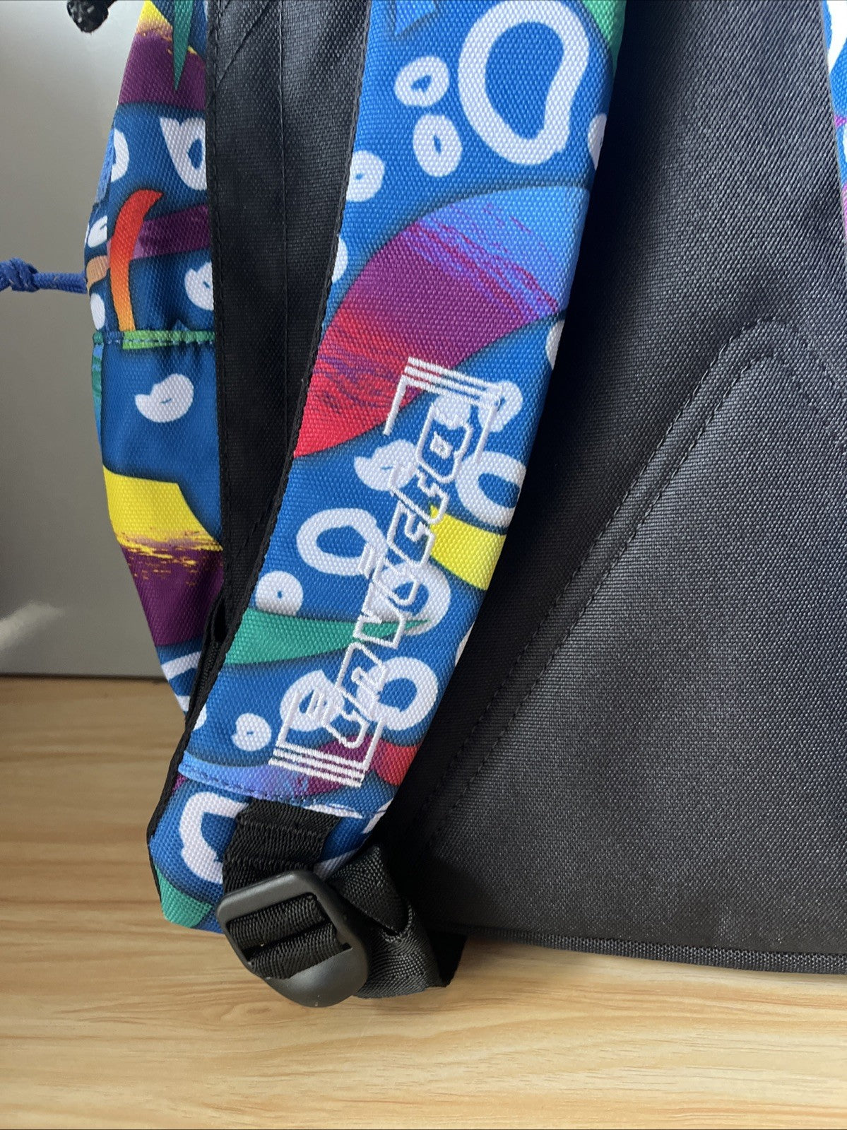 ZAINO INVICTA OLLIE FACE PACK FANTASY Capacità 25 lt Dimensione cm. 31 x 43 x 20 Fondo e schienale imbottito,rivestito in tessuto. Spallacci Imbottiti e rivestiti in tessuto. Zaino in polyestere