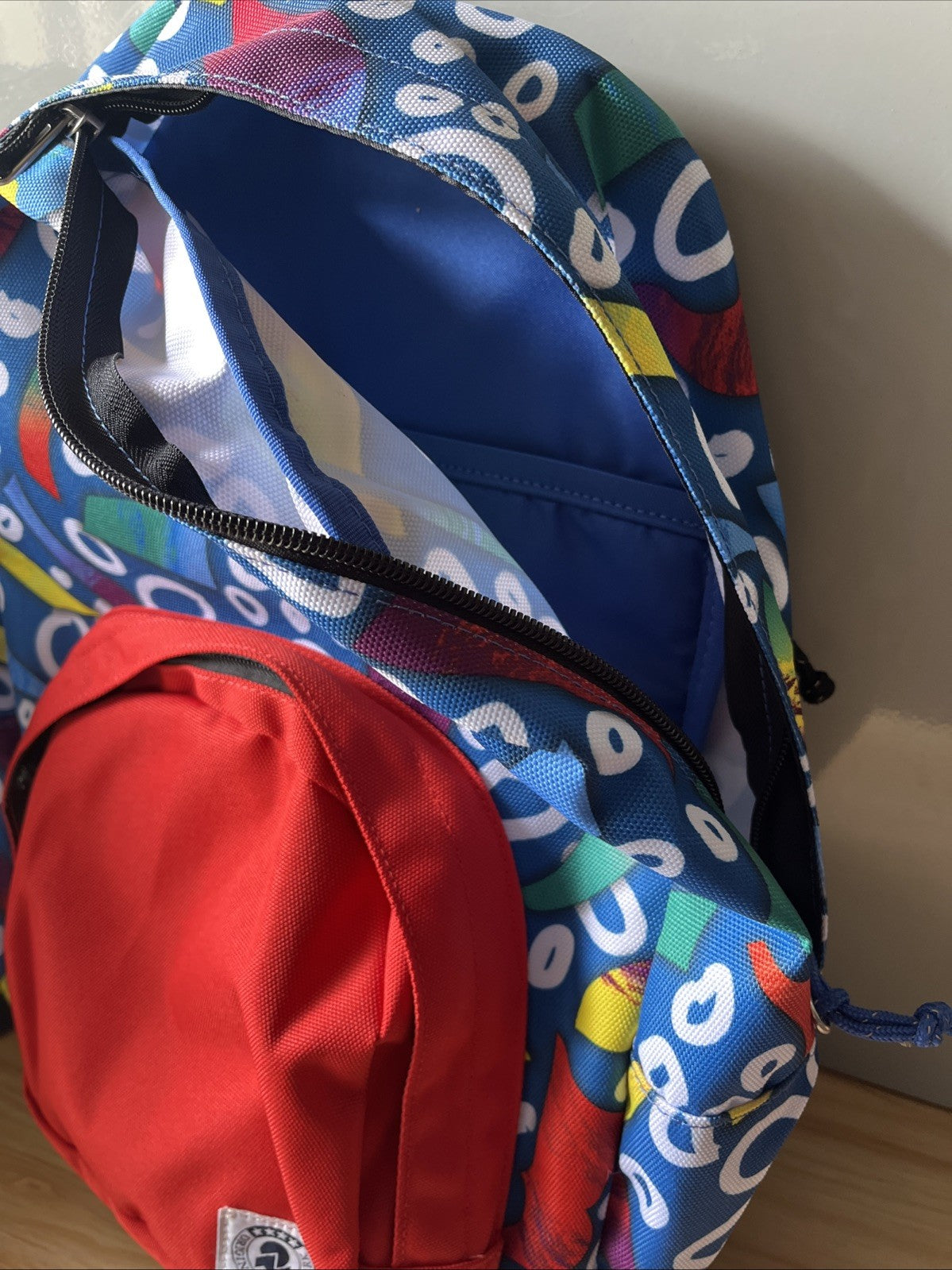 ZAINO INVICTA OLLIE FACE PACK FANTASY Capacità 25 lt Dimensione cm. 31 x 43 x 20 Fondo e schienale imbottito,rivestito in tessuto. Spallacci Imbottiti e rivestiti in tessuto. Zaino in polyestere