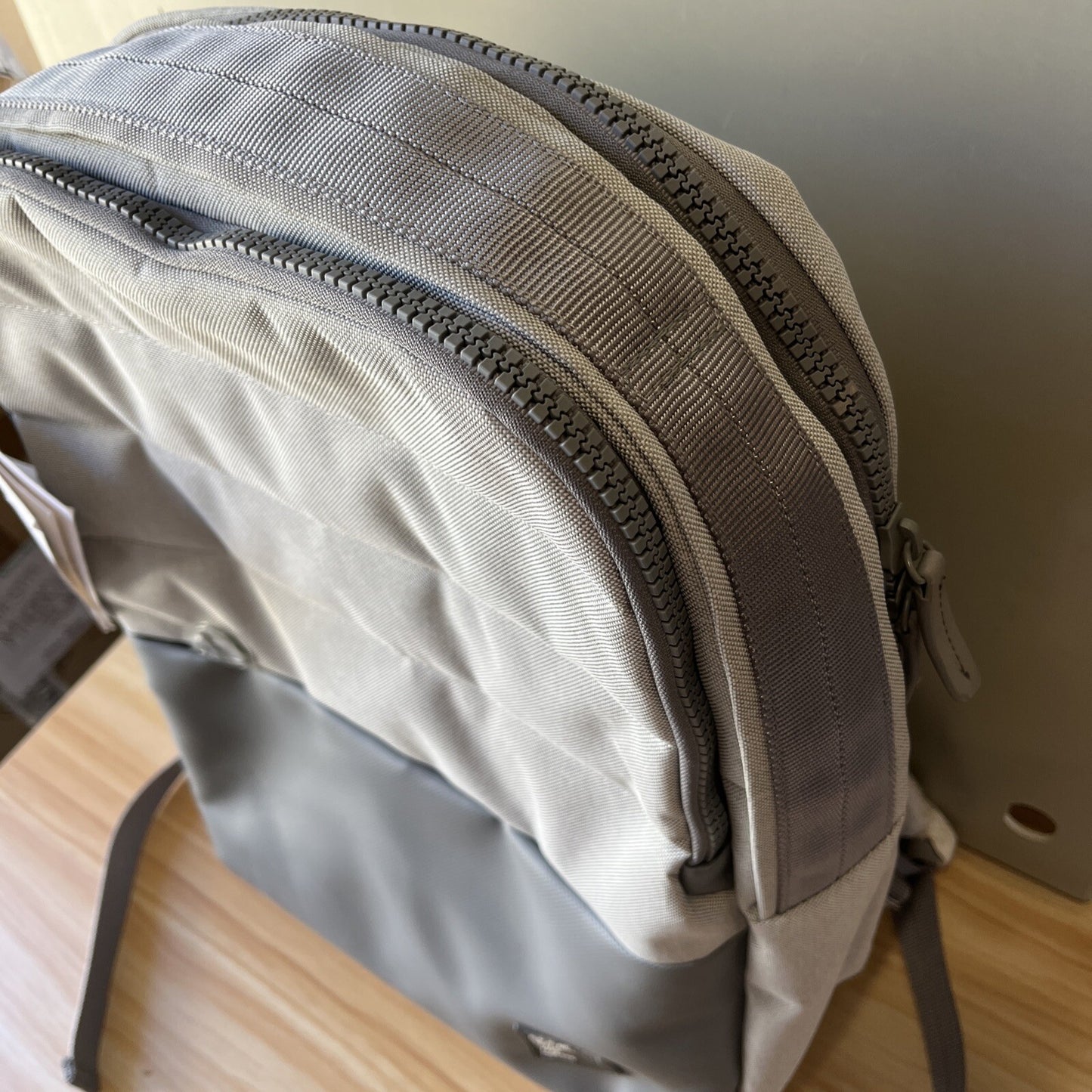 Borsa Zaino NAVA backpack grigio chiaro ufficio lavoro viaggio donna e uomo