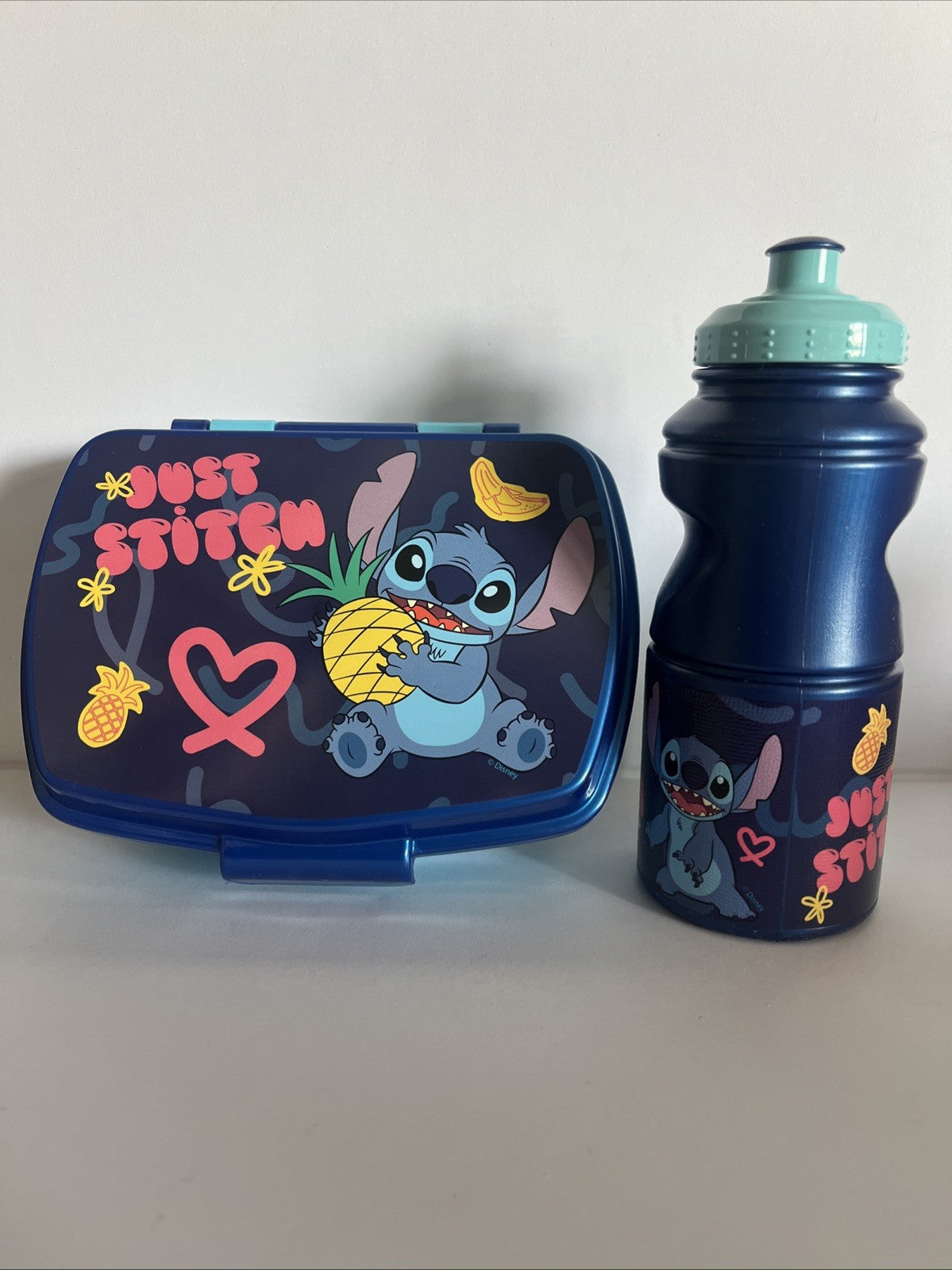 porta merenda e bicchiere (260 ml) in plastica per bambini stitch Adatti per la scuola, asilo, sport e tempo lbero Davvero utili!!!! Adatti al microonde ma da non mettere in lavastoviglie
