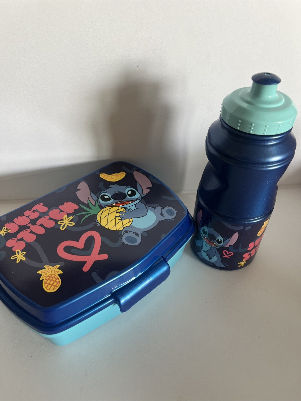 porta merenda e bicchiere (260 ml) in plastica per bambini stitch Adatti per la scuola, asilo, sport e tempo lbero Davvero utili!!!! Adatti al microonde ma da non mettere in lavastoviglie