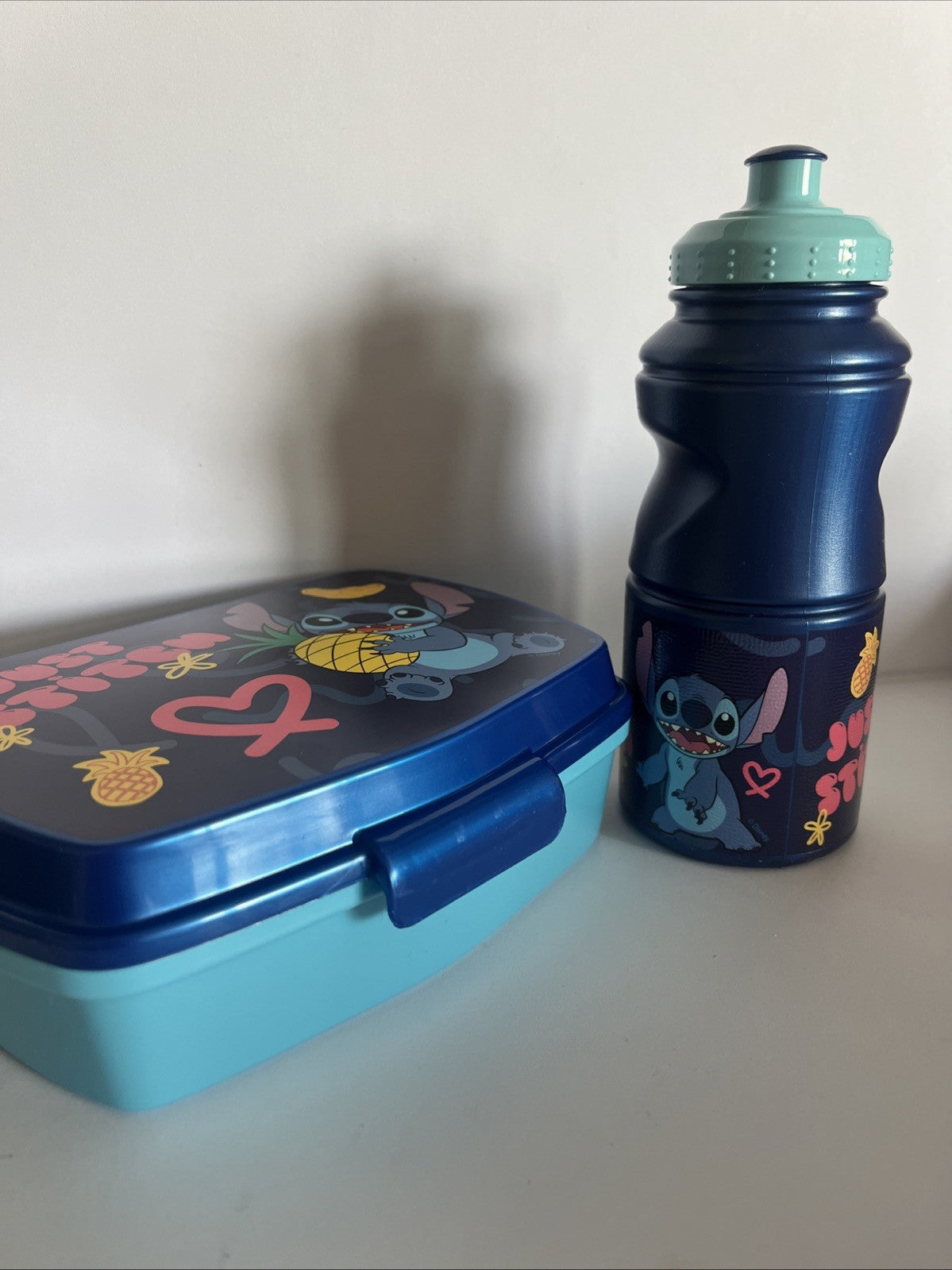 porta merenda e bicchiere (260 ml) in plastica per bambini stitch Adatti per la scuola, asilo, sport e tempo lbero Davvero utili!!!! Adatti al microonde ma da non mettere in lavastoviglie