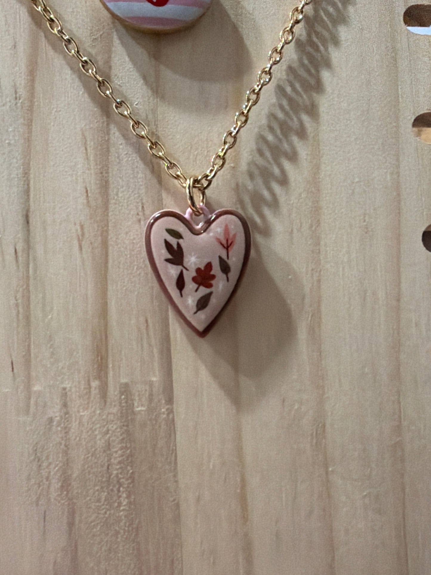 Collana con ciondolo a cuore con stampa di fiori