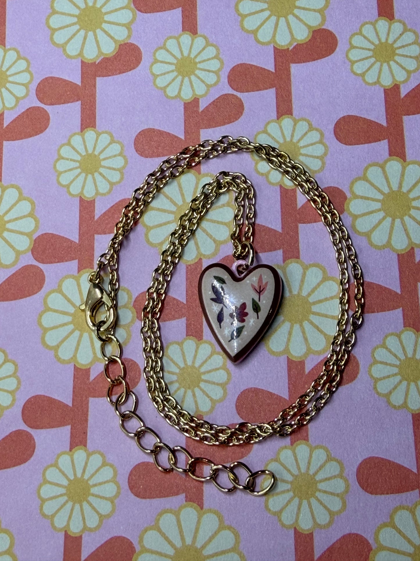 Collana con ciondolo a cuore con stampa di fiori