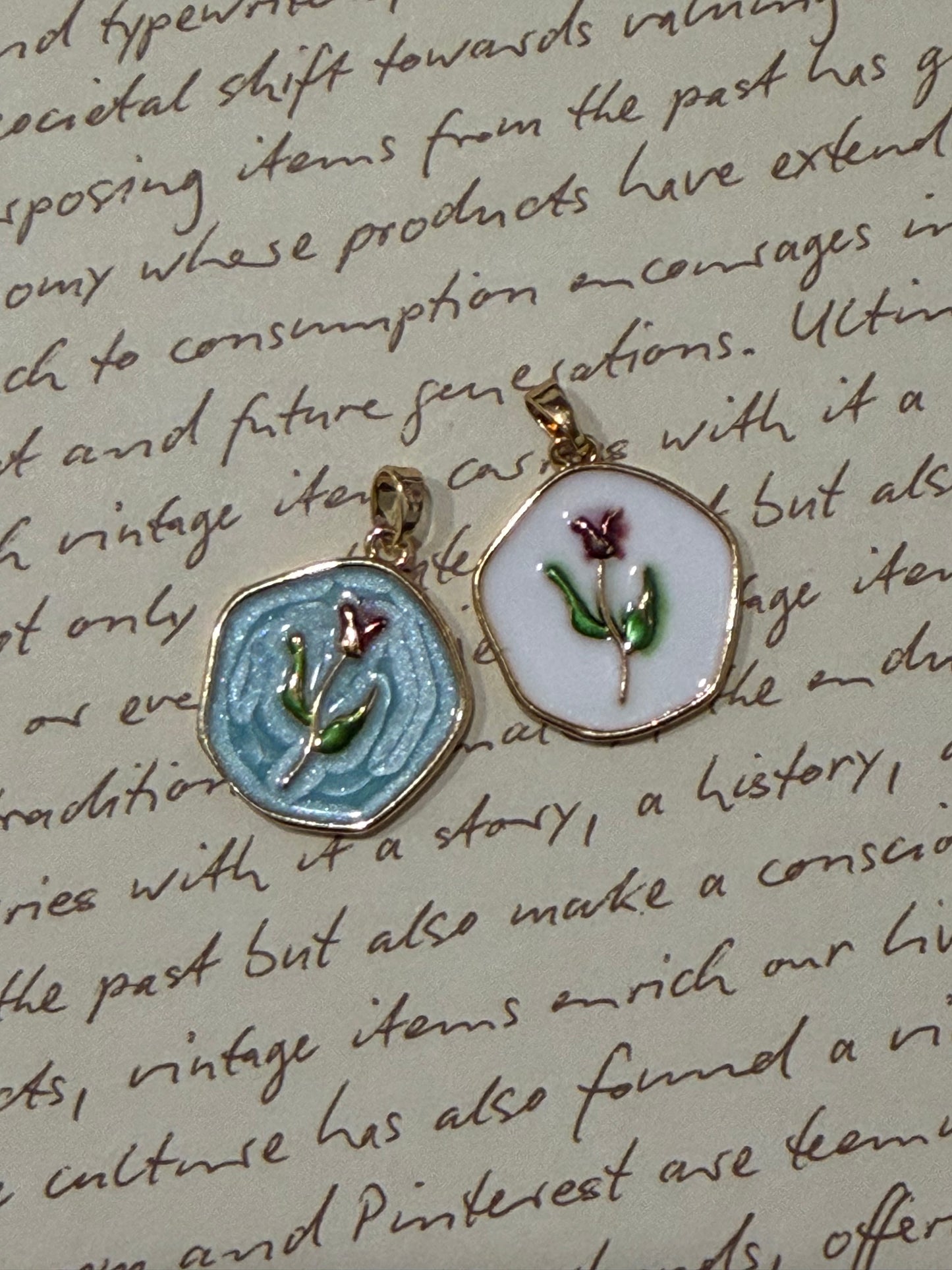 Collana color oro con medaglia in metallo con fiore dipinto