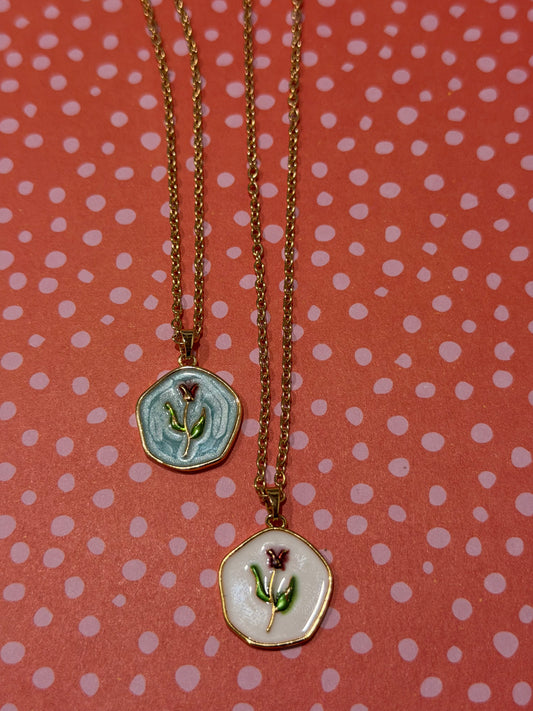 Collana color oro con medaglia in metallo con fiore dipinto