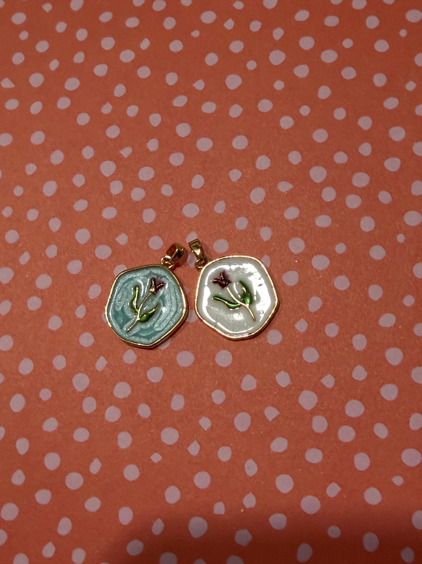 Collana color oro con medaglia in metallo con fiore dipinto