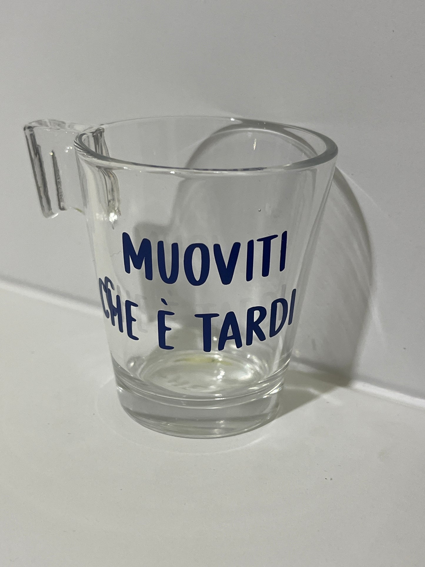 Tazzina da caffè con scritta divertente muoviti che è tardi
