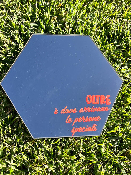 specchio decorativo da parete con frase "OLTRE"