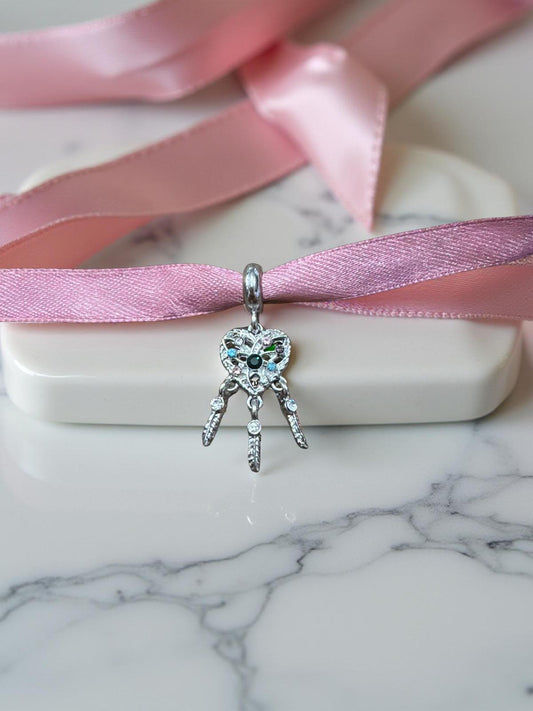 CIONDOLO CHARM A CUORE CON BRILLANTINI E PIUME ACCHIAPPASOGNI PER BRACCIALE