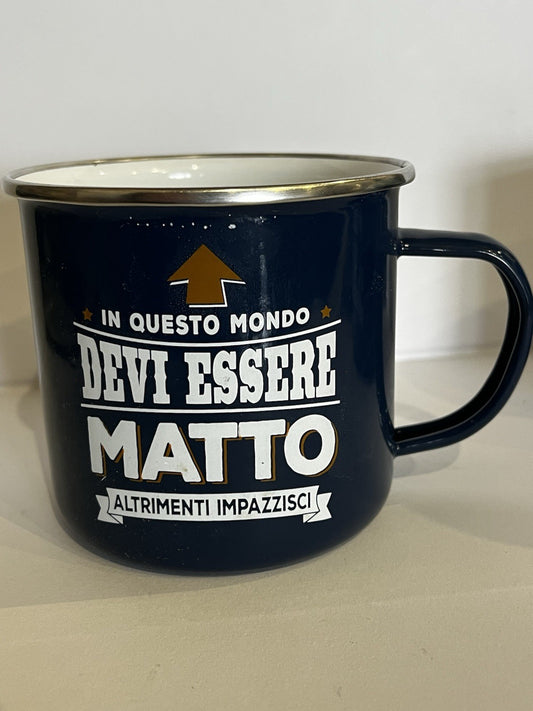Tazza mug metallo smaltata H&H frase divertente Devi Essere Matto