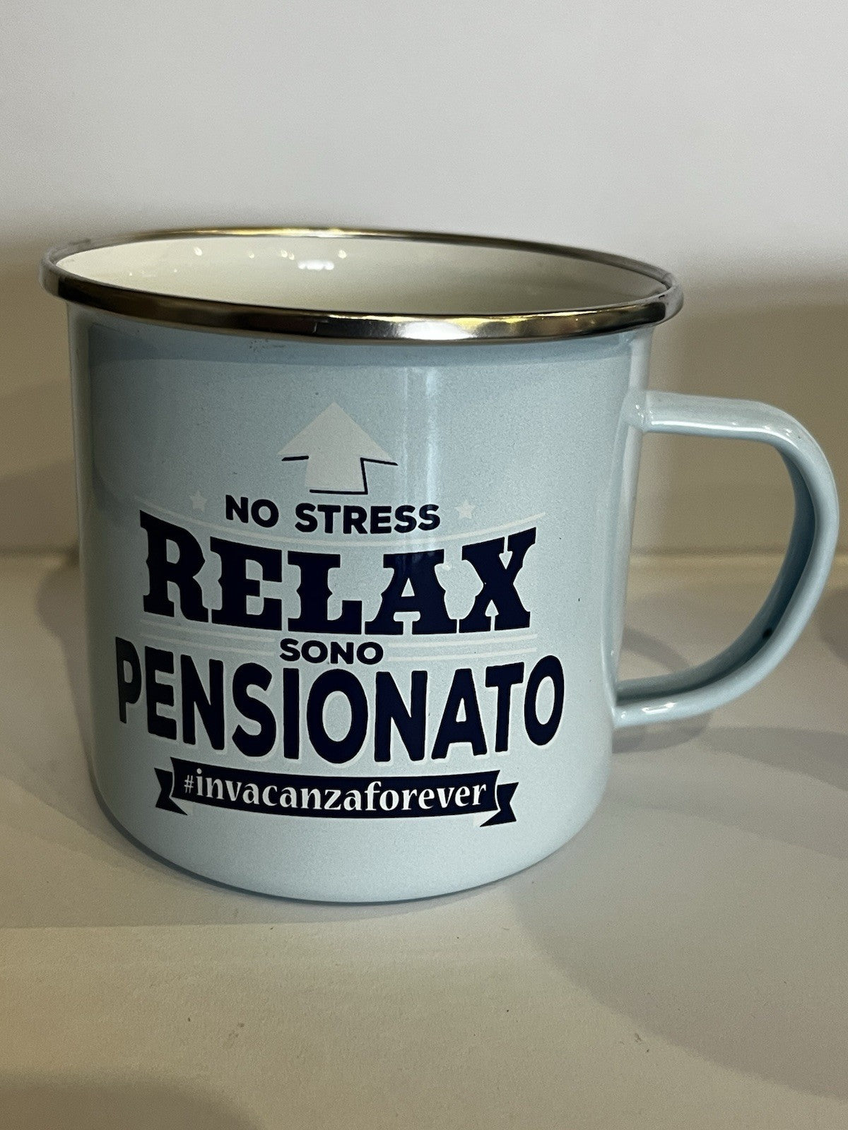 Tazza mug metallo smaltata H&H frase divertente Relax Sono Pensionato