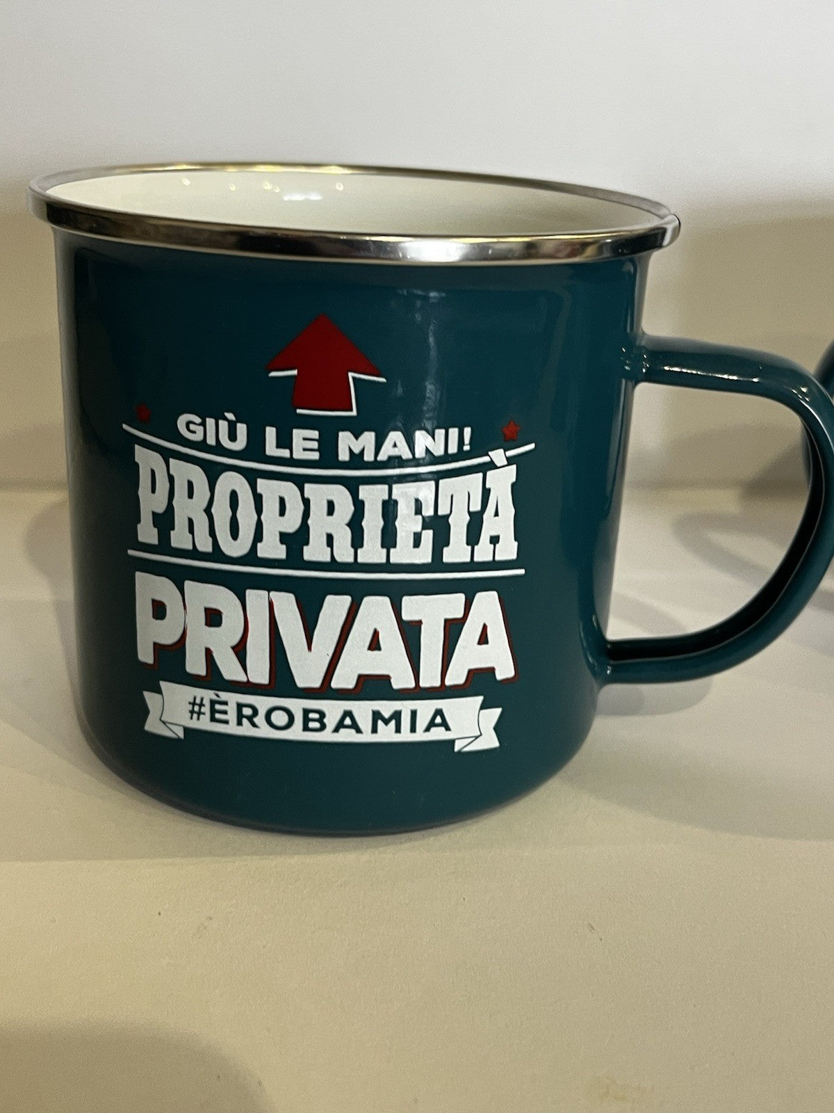 Tazza mug metallo smaltata H&H frase divertente Proprietà Privata