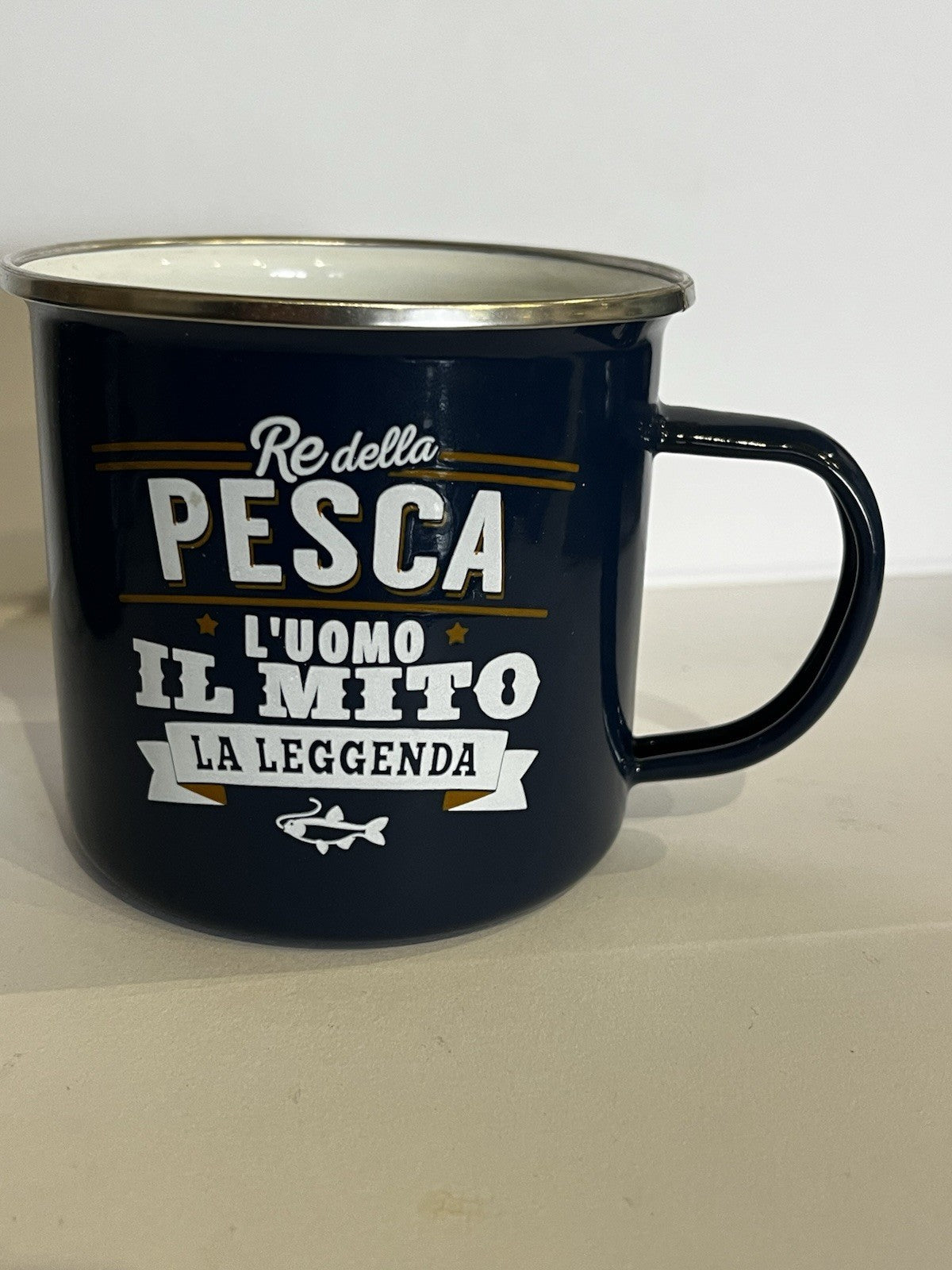 Tazza mug metallo smaltata H&H frase divertente Re della Pesca
