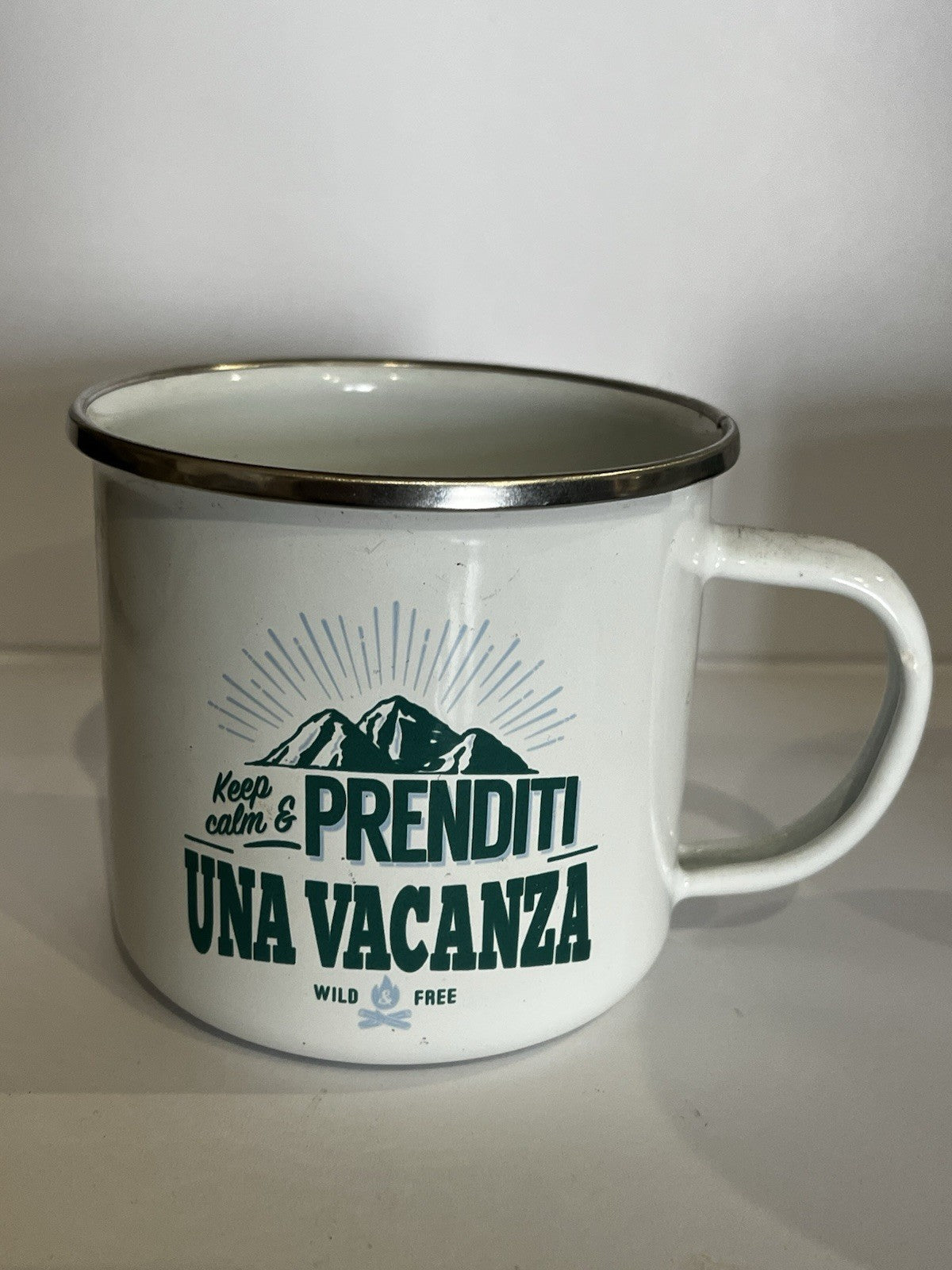 Tazza mug metallo smaltata H&H frase divertente Prenditi Una Vacanza
