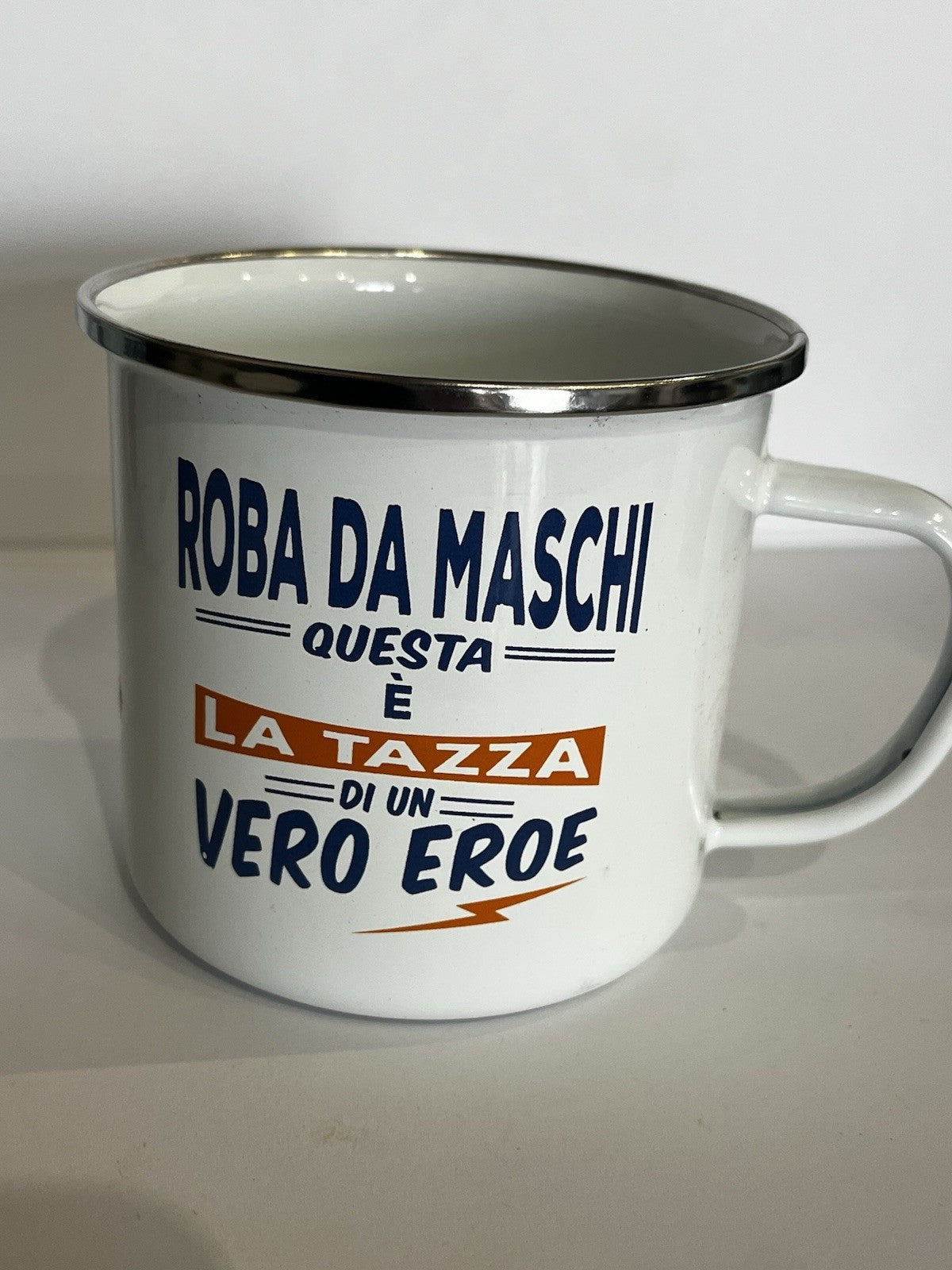 Tazza mug metallo smaltata H&H frase divertente Roba da maschi
