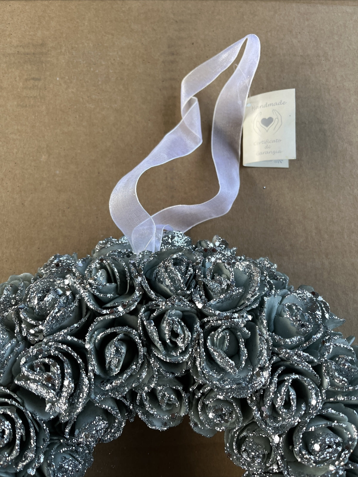 Ghirlanda di rose grigie con glitter argento da appendere 29 cm