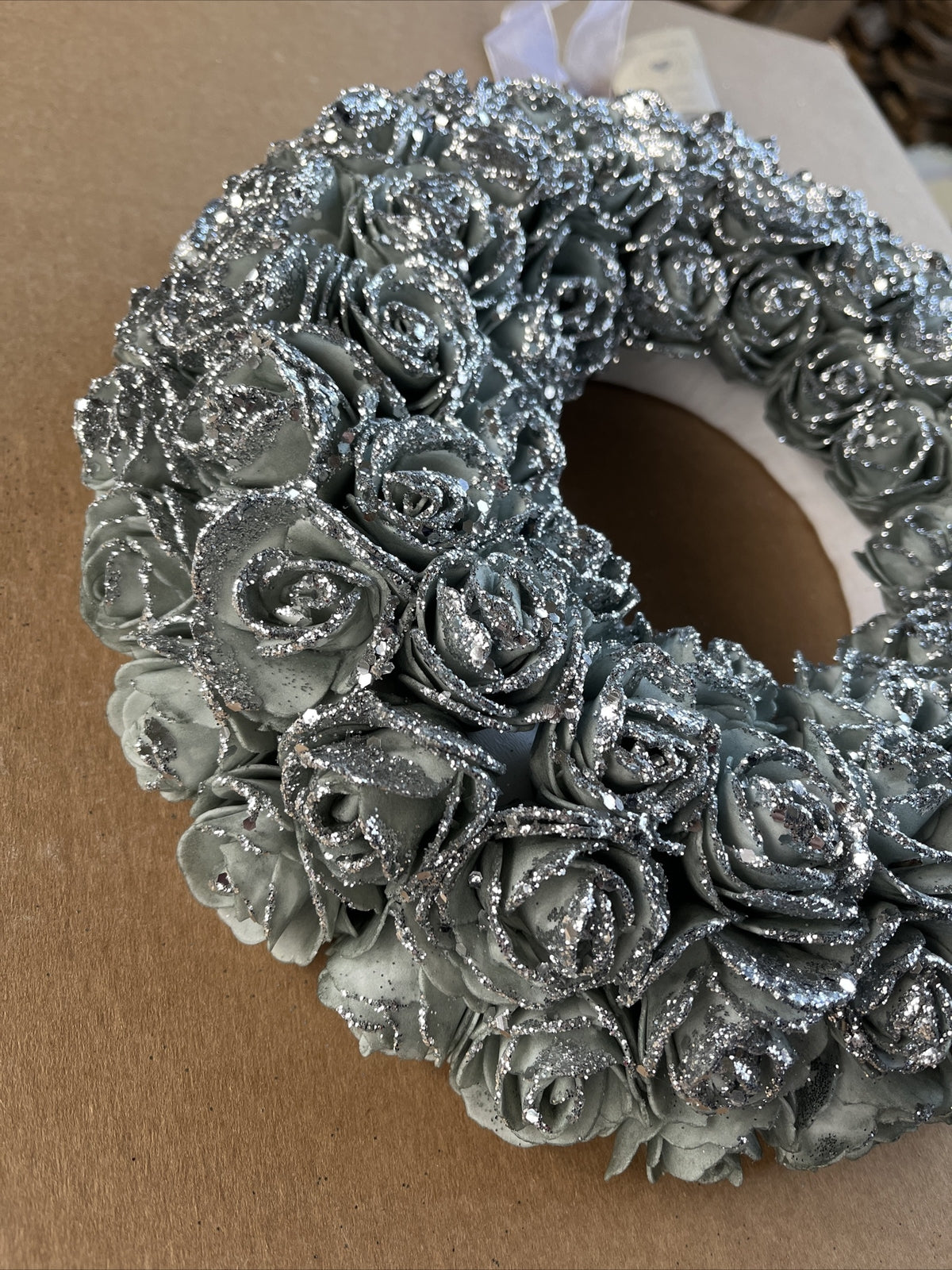 Ghirlanda di rose grigie con glitter argento da appendere 29 cm