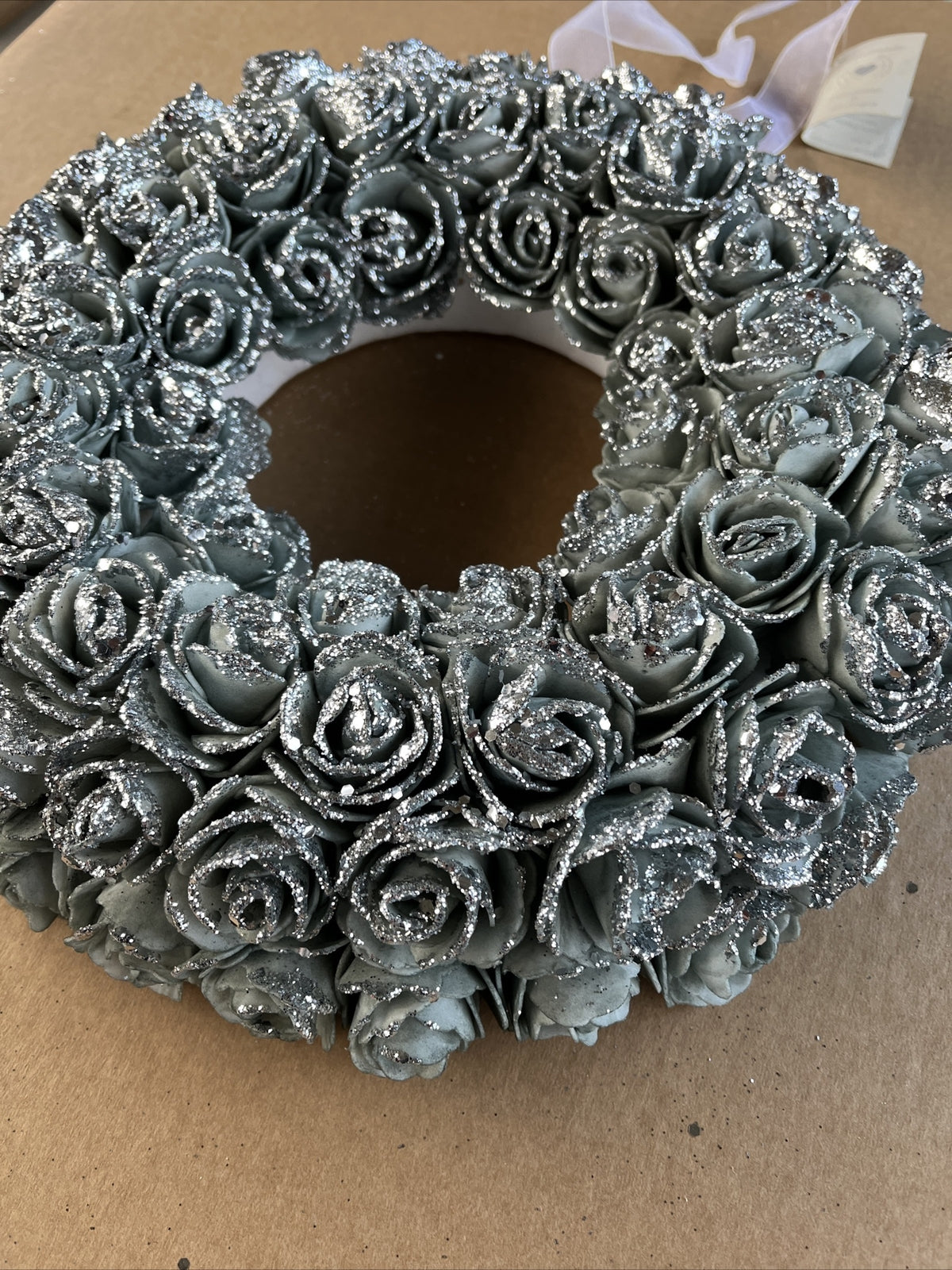 Ghirlanda di rose grigie con glitter argento da appendere 29 cm