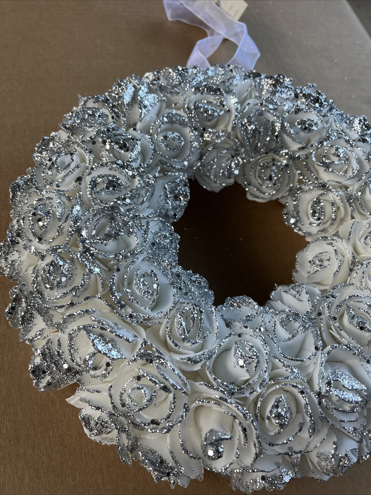 Ghirlanda di rose bianche con glitter argento da appendere 29 cm