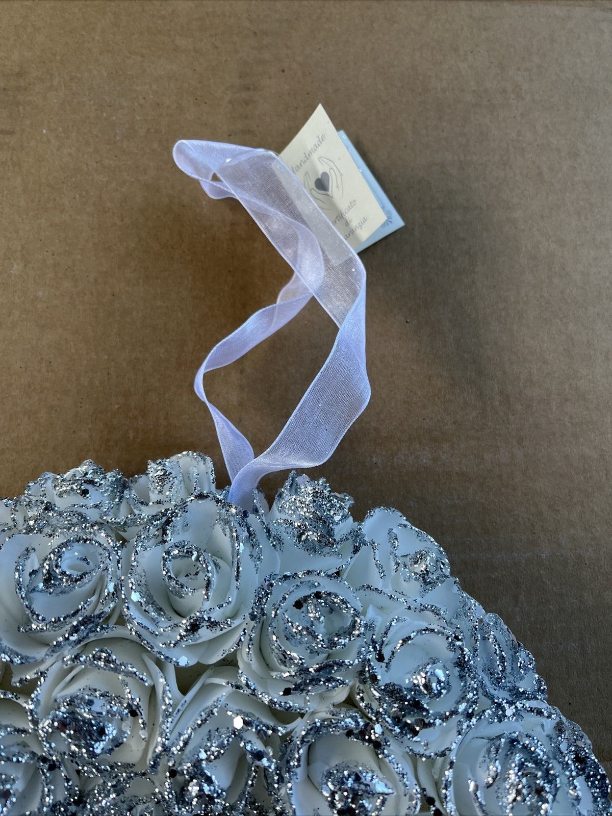 Ghirlanda di rose bianche con glitter argento da appendere 29 cm