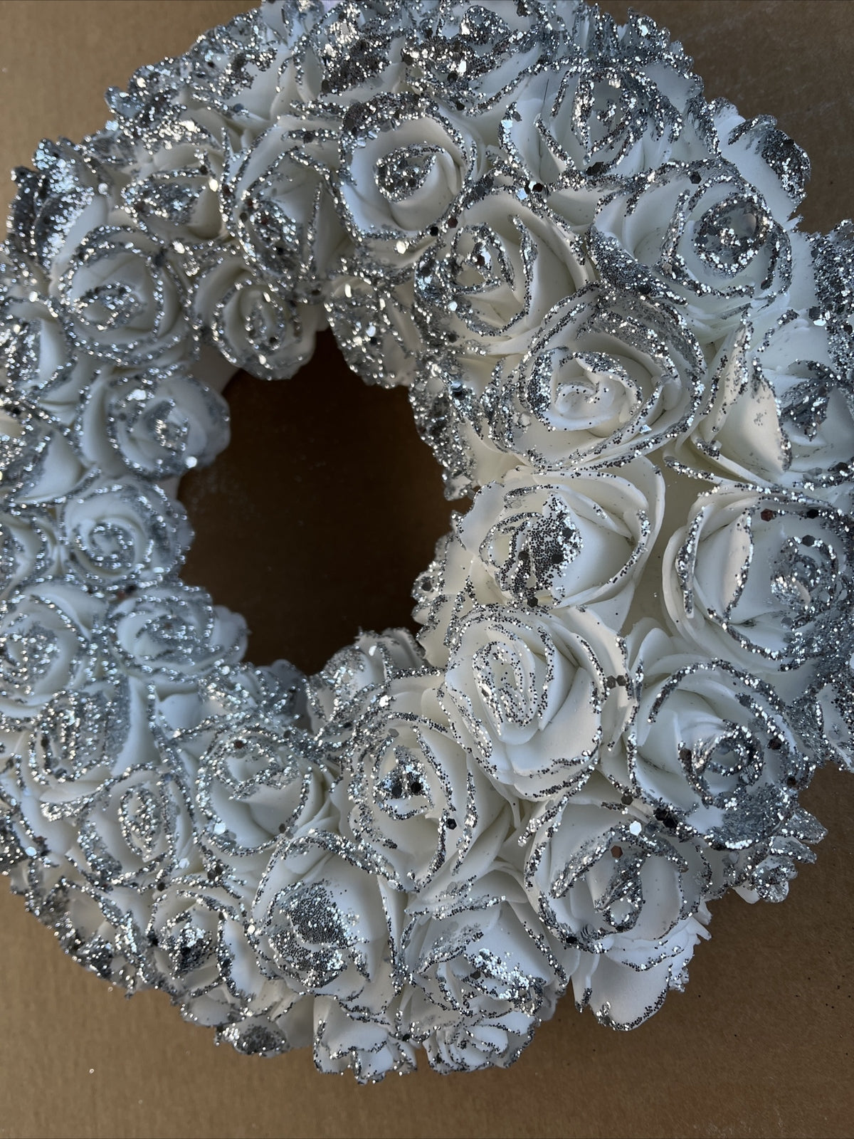 Ghirlanda di rose bianche con glitter argento da appendere 29 cm